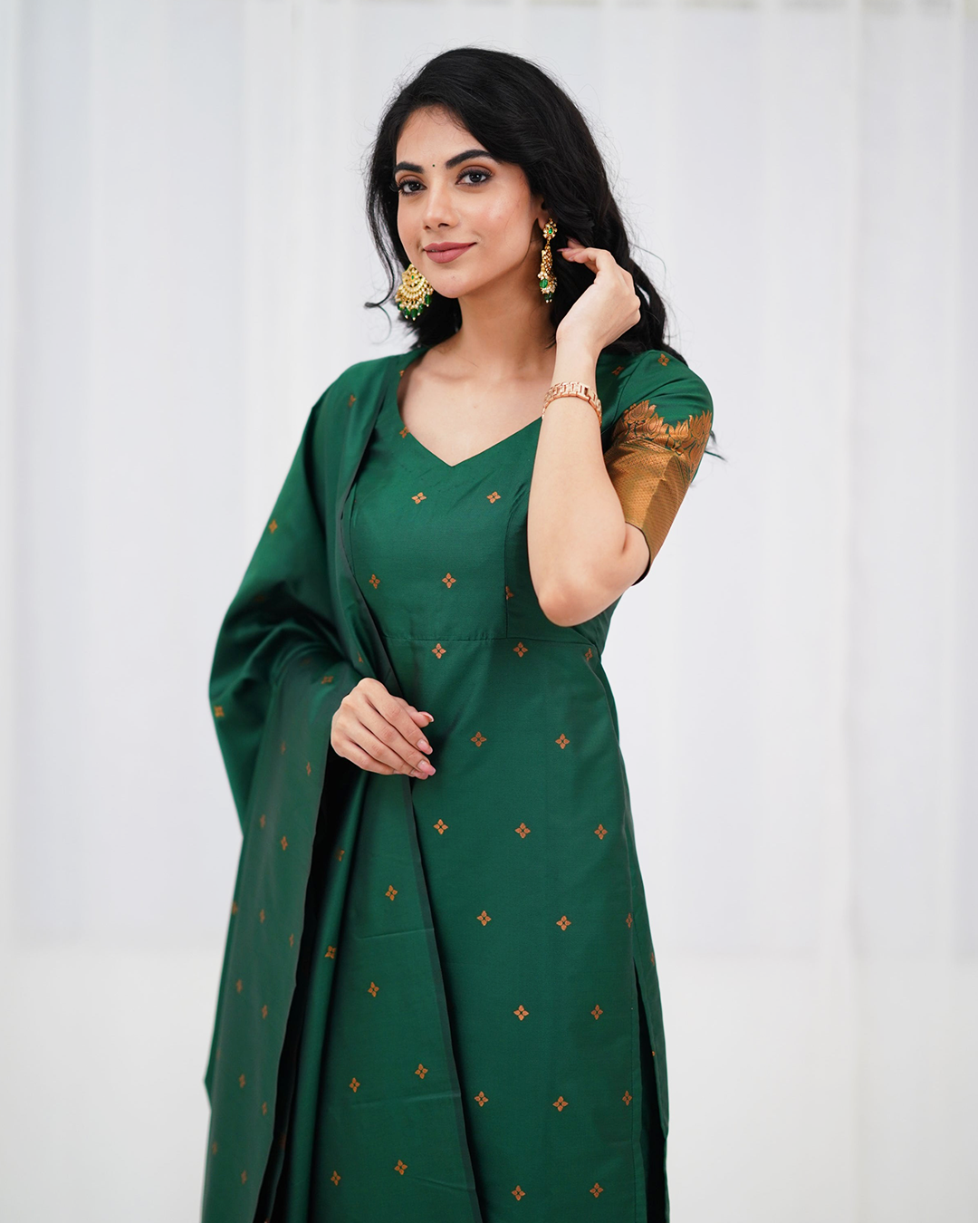 Sanvi Heavy Jequard Suit Set & Dupatta.