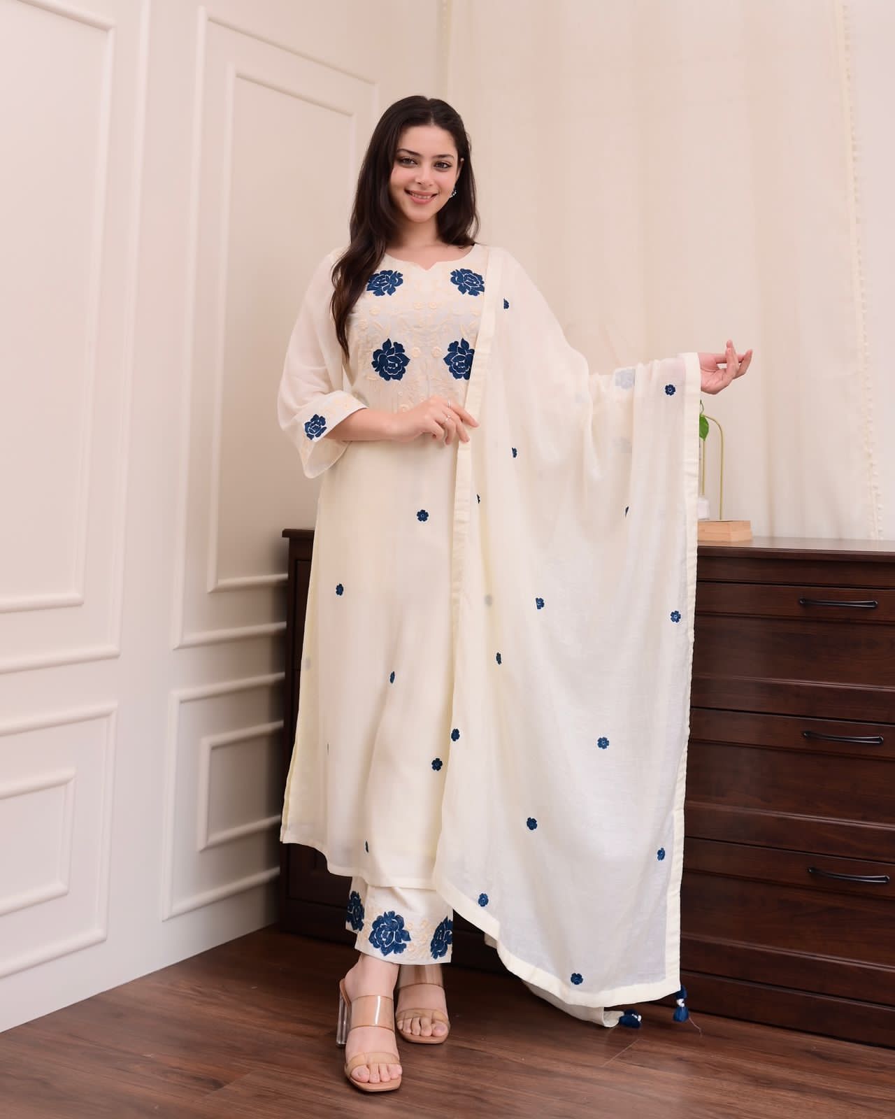 Etusha Heavy White Designer Suit Set & Dupatta.